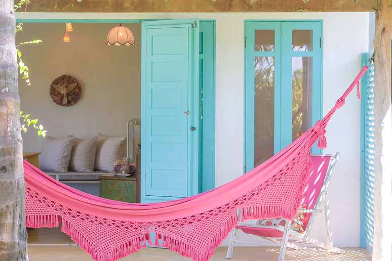 Rede cor-de-rosa na varanda da su&iacute;te Sereia.