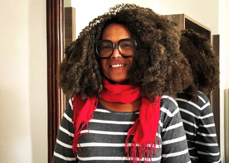 Professora e ativista Arísia Barros considera positiva a valorização do cabelo afro gerando renda para pessoas negras 