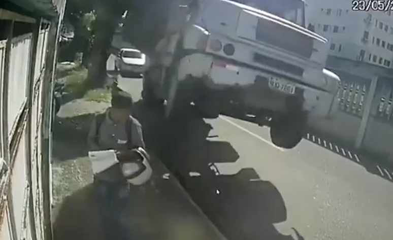Homem escapa por um triz de ser imprensado por caminhão no Ceará;
