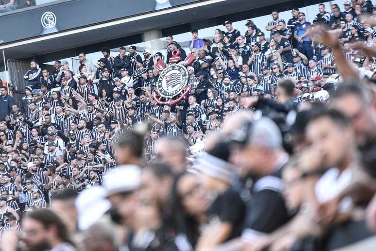 Corinthians pode ser punido por cantos homofóbicos 