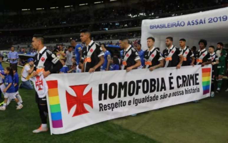 Em 2019 o time do Vasco entrou em campo com uma faixa reforçando que homofobia é crime