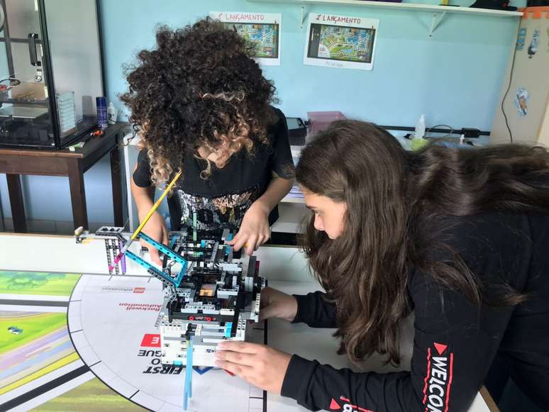 Meninas de 10 a 16 anos em situação de vulnerabilidade conquistaram medalha em campeonato de robótica