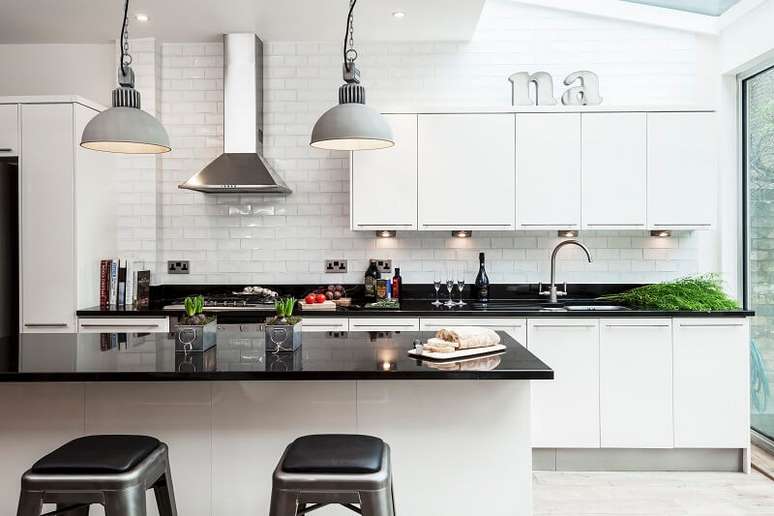 3. A cozinha fica com um toque mais moderno com a ajuda das luminárias suspensas. Fonte: Westwing