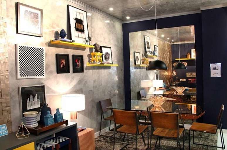 42. Sala de estar com marmorato na parede – Foto Vesatili Interiores