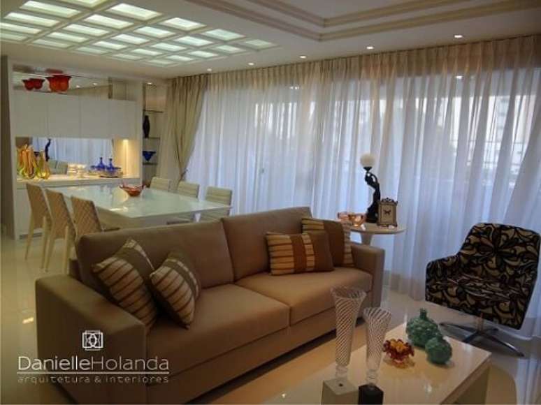 26. Sala com telhado de vidro sobre a mesa de jantar. Projeto de Danielle Holanda