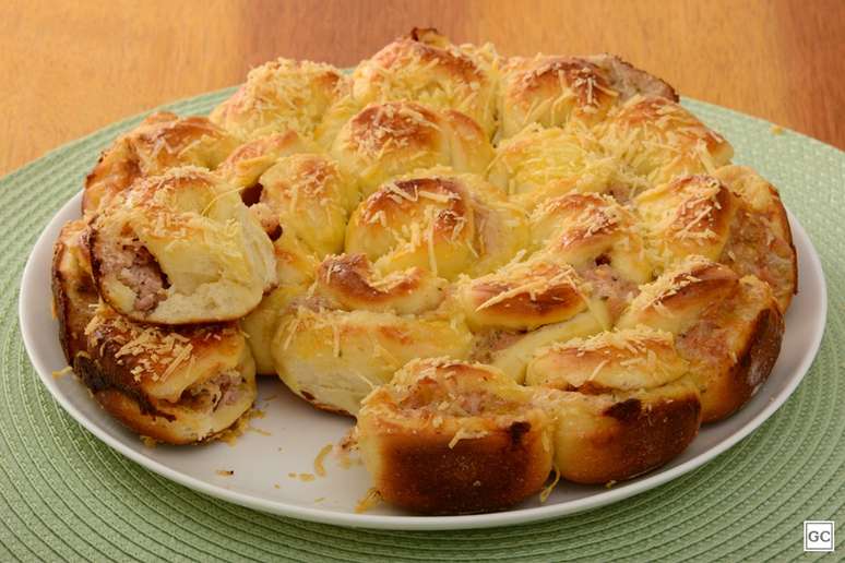 Torta-p&atilde;o de presunto e mu&ccedil;arela &ndash; Foto: Guia da Cozinha