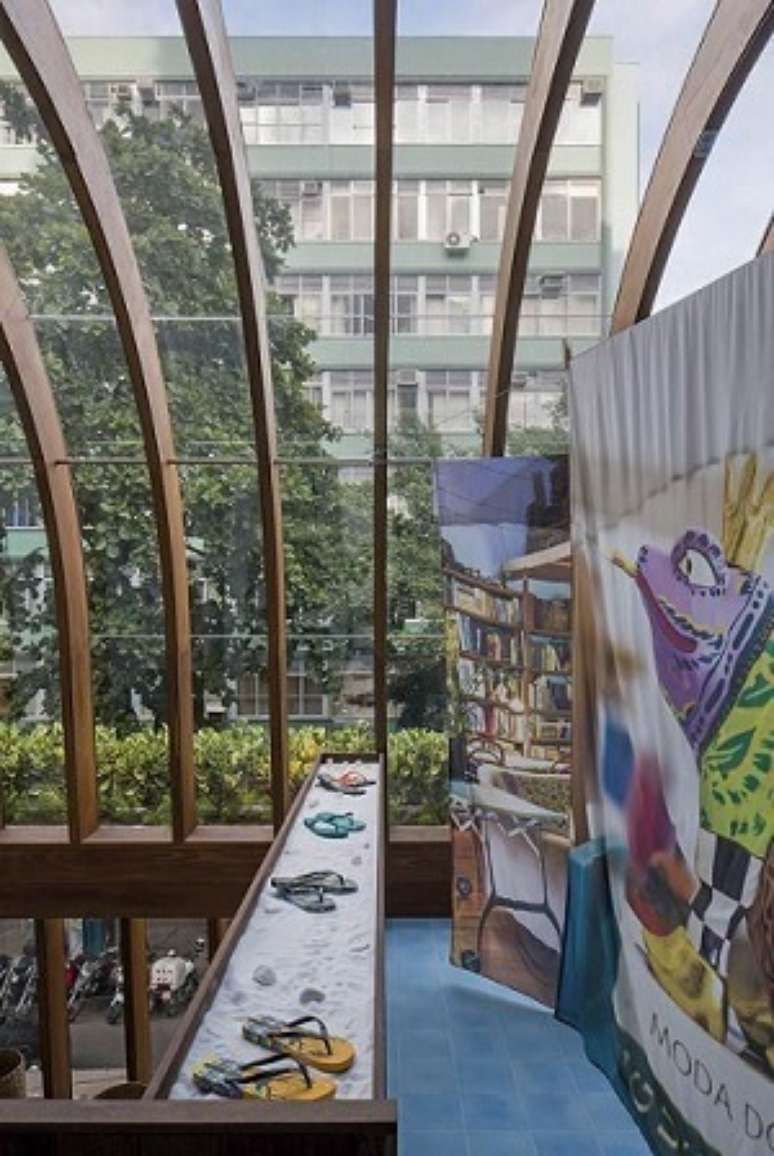 20. Esta loja com certeza economiza uma boa energia devido ao teto de vidro. Projeto de Pascali Semerdjian