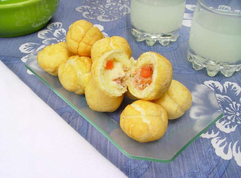 P&atilde;o de queijo frito recheado com presunto e queijo &ndash; Foto: Guia da Cozinha
