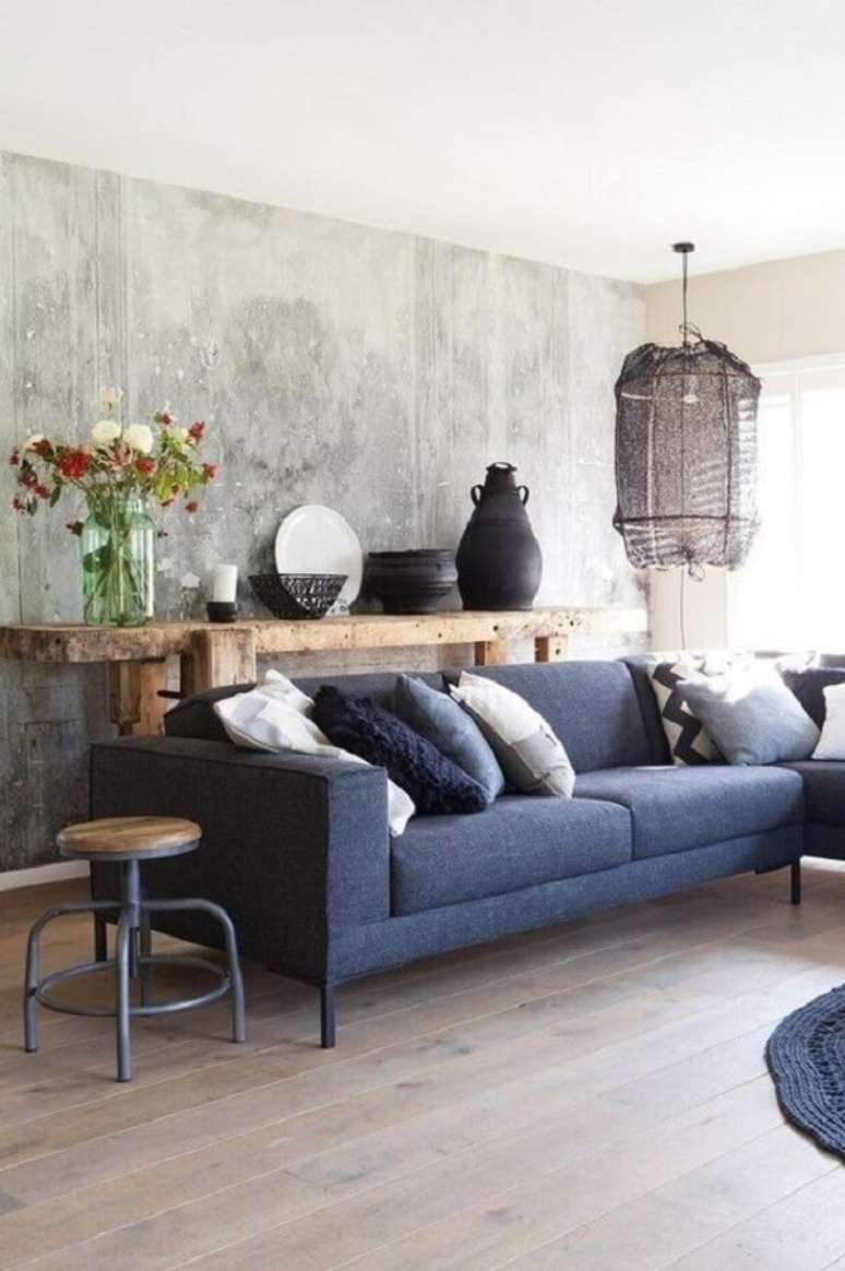 20. Marmorato na parede cinza e sofá azul – Foto Monique en Oscar