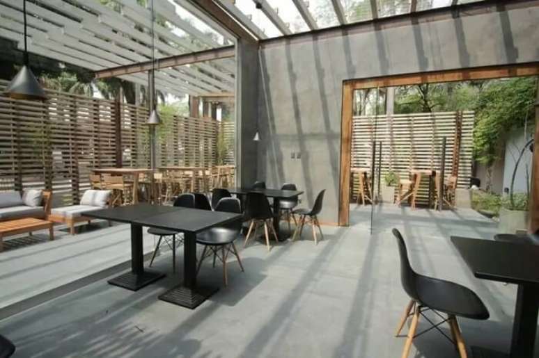 58. Restaurante com telhado de vidro e parede de cimento queimado. Projeto de Casa Cor Paraguai