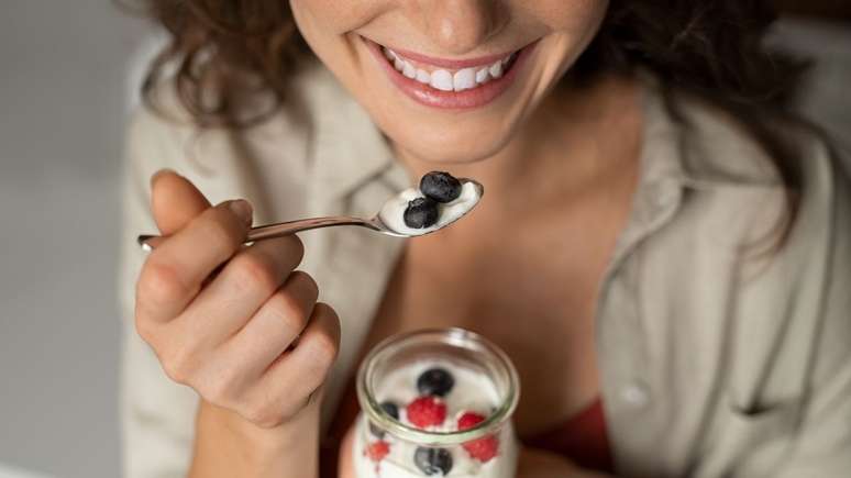 O iogurte está entre os alimentos que beneficiam a pele