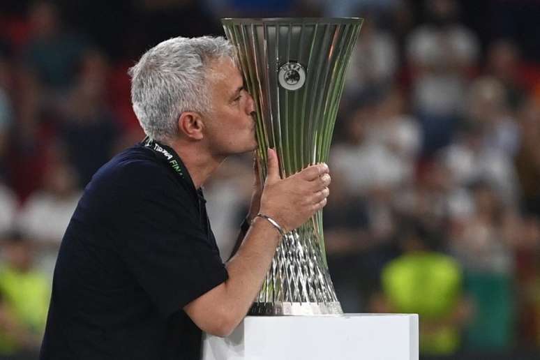Mourinho vence mais um título em sua carreia e aumenta ua coleção de taças (Foto: OZAN KOSE / AFP)