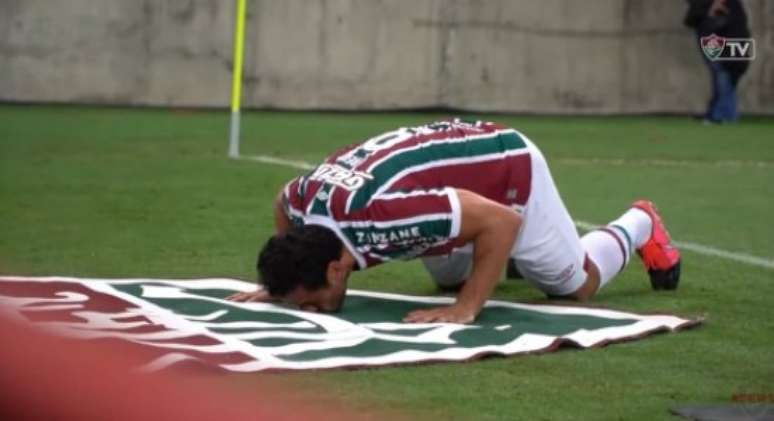Fred beijou o escudo do Fluminense ao marcar gol em 2022 (Foto: Reprodução/FluTV)