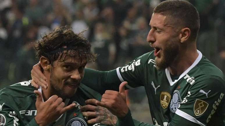 Scarpa foi o nome da goleada marcando três vezes para o Palmeiras (Foto: NELSON ALMEIDA / AFP)
