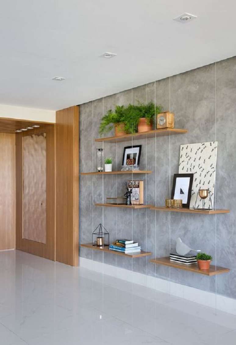 45. Decoração com marmorato na parede cinza e móveis de madeira – Foto Casa de Valentina