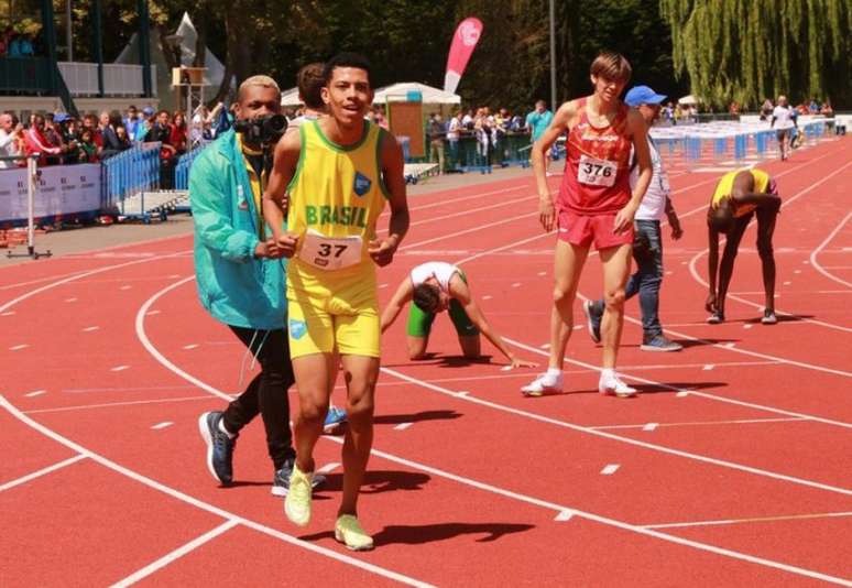 Elias Santos logo depois de conquistar o título dos 800m na Gymnasiade(Jorge Henrique/ CBDE)