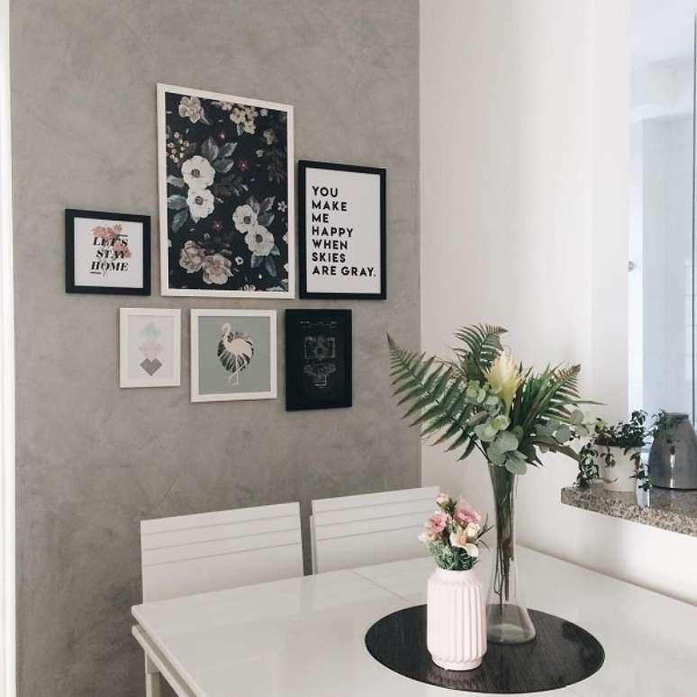 15. Marmorato na parede cinza com mesa de jantar branca – Foto Luana Voloch