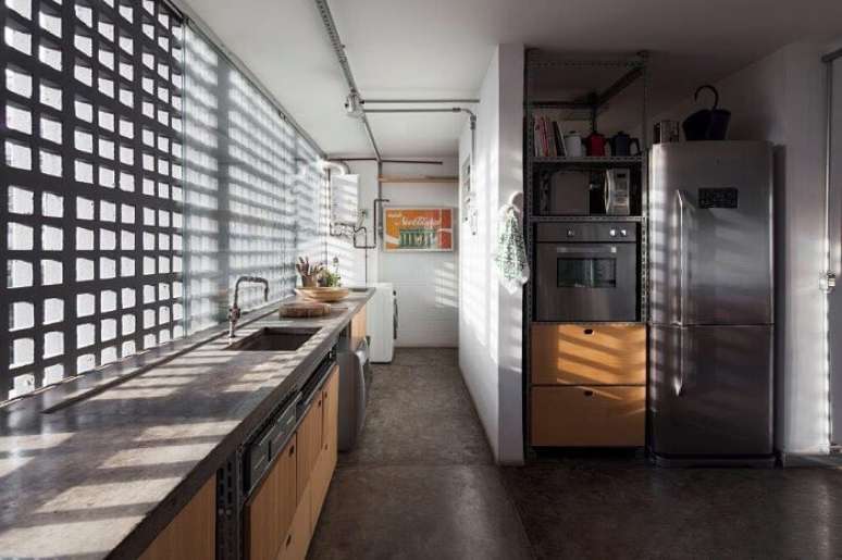 5. A parede de cobogó de cimento na cozinha deixa a luz natural entrar. Fonte: Superlimão Studio