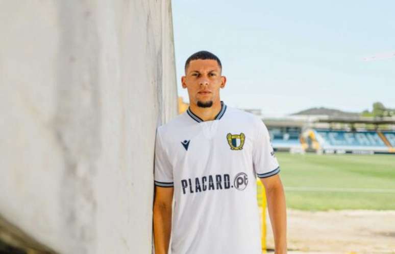 O zagueiro Alex defendeu o Famalicão por empréstimo na última temporada (FOTO: Divulgação)