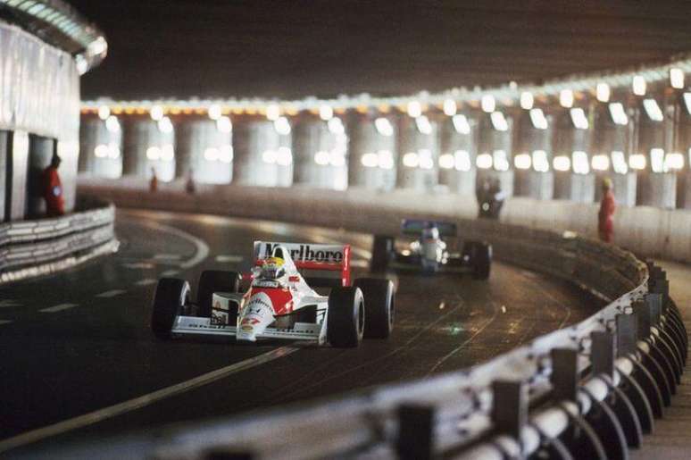 Senna atravessa o túnel no GP de Mônaco de 1990