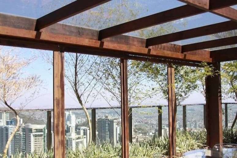 41. Projeto com pergolado de madeira e telhado de vidro. Fonte: Tatiana Andrade