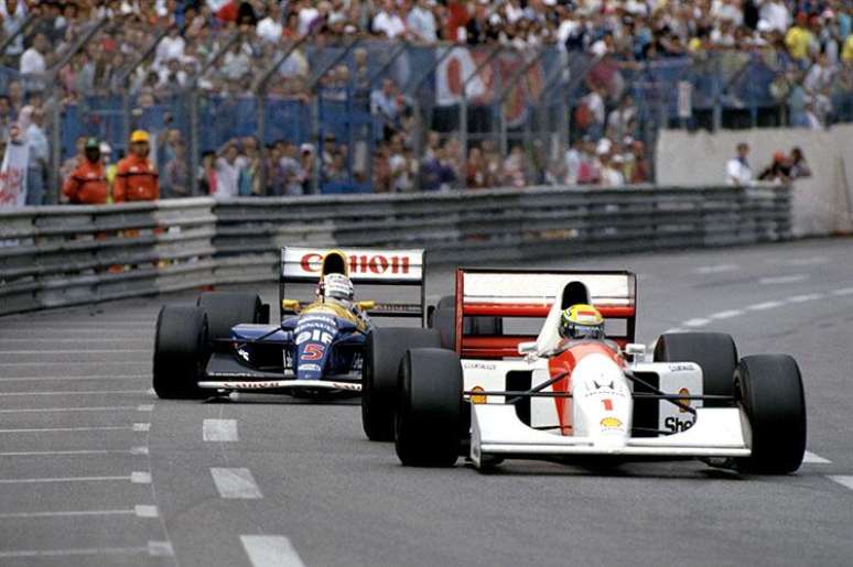Senna segura Mansell para vencer em 1992