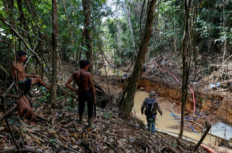 &Iacute;ndios Yanomamis acompanham agentes ambientais durante opera&ccedil;&atilde;o contra garimpo em terra ind&iacute;gena na floresta amaz&ocirc;nica em Roraima 17/04/2016 
