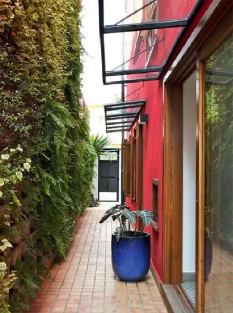 61. Corredor arejado e iluminado com telhado de vidro. Fonte: Casa Abril