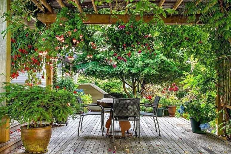 22. Jardim com quintal e pergolado de madeira – Foto Houzz