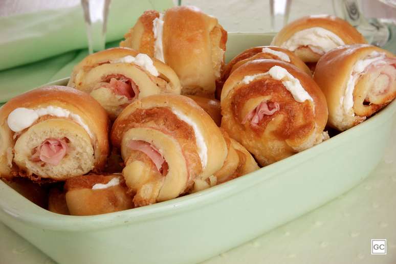 Enroladinho de presunto e queijo com cream cheese – Foto: Guia da Cozinha