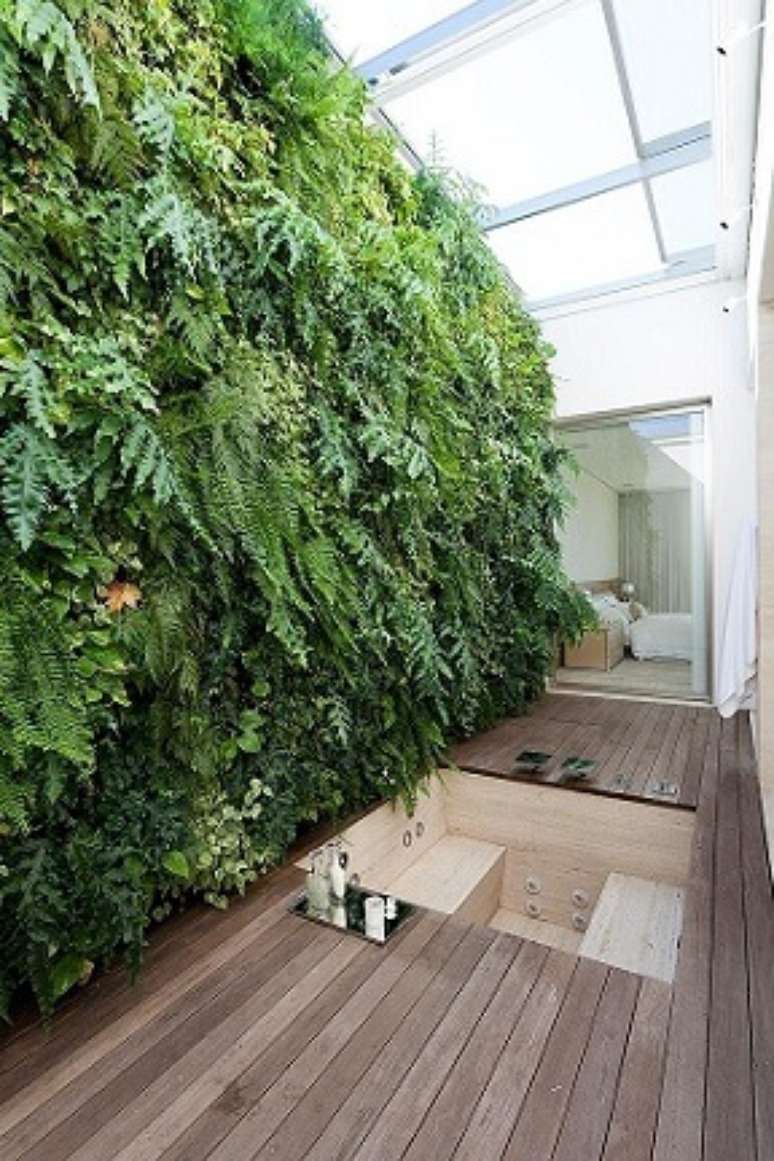 27. Cada vez mais c&ocirc;modos t&ecirc;m aparecido com cobertura de vidro, como esta sala de banho. Projeto de Roberto Migotto