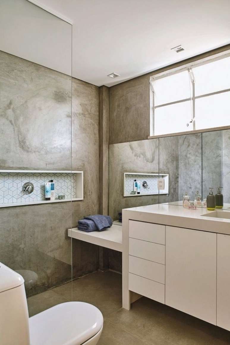 46. Banheiro decorado com marmorato na parede e móveis neutros – Foto Decor Facil