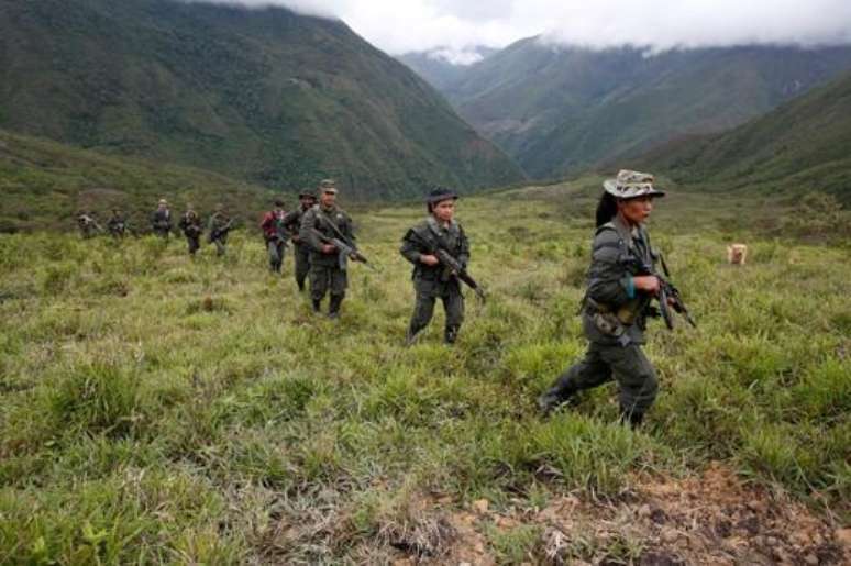 Combatentes das Farc patrulham montanhas na região central da Colômbia
16/08/2016
REUTERS/John Vizcaino