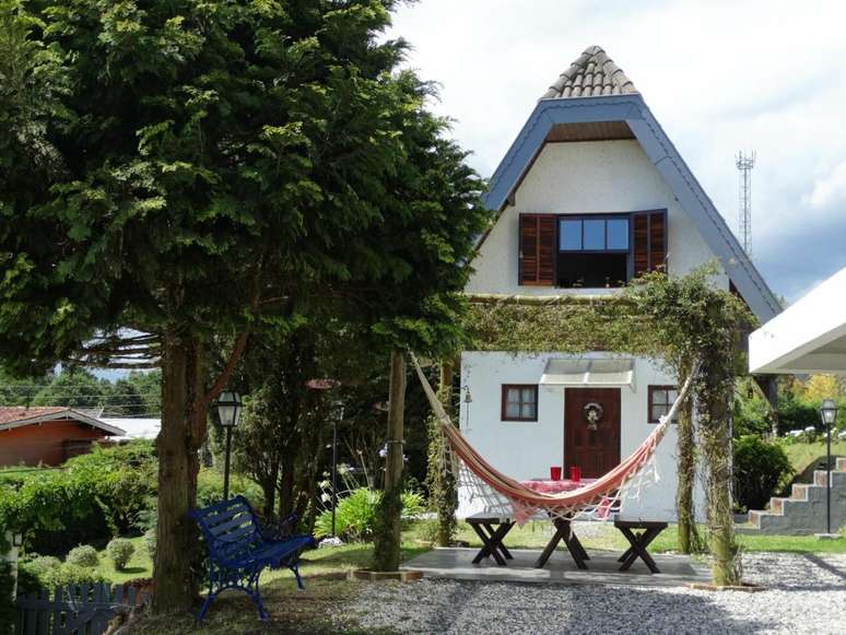 Mesmo que esteja localizado em um bairro, e n&atilde;o no meio da natureza, o pequeno chal&eacute; &eacute; um ref&uacute;gio perfeito para casais.