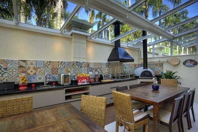 34. Varanda gourmet aconchegante com telhado de vidro. Fonte: Umm Arquitetura