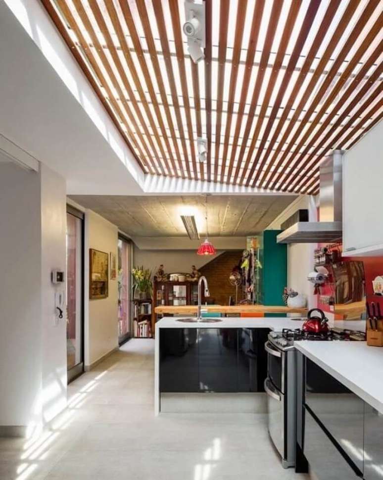 39. Ripas de madeira e telhado de vidro para a cozinha. Fonte: Rocco Arquitetos