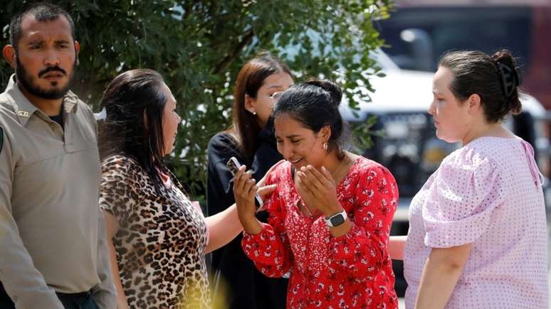 Famílias se consolam após ataque a tiros contra escola no Texas