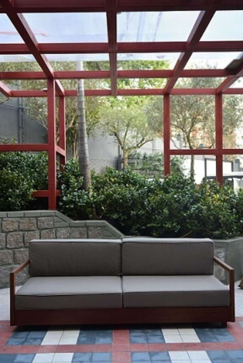 25. Aqui, o telhado fica sobre uma estrutura vermelha que combina com o restante da decora&ccedil;&atilde;o do ambiente. Casa Cor 2016