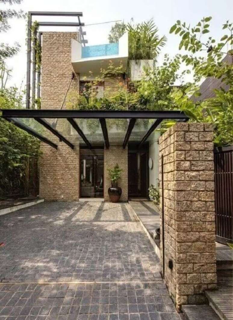 54. Garagem com parede de pedras e telhado de vidro. Fonte: Archello