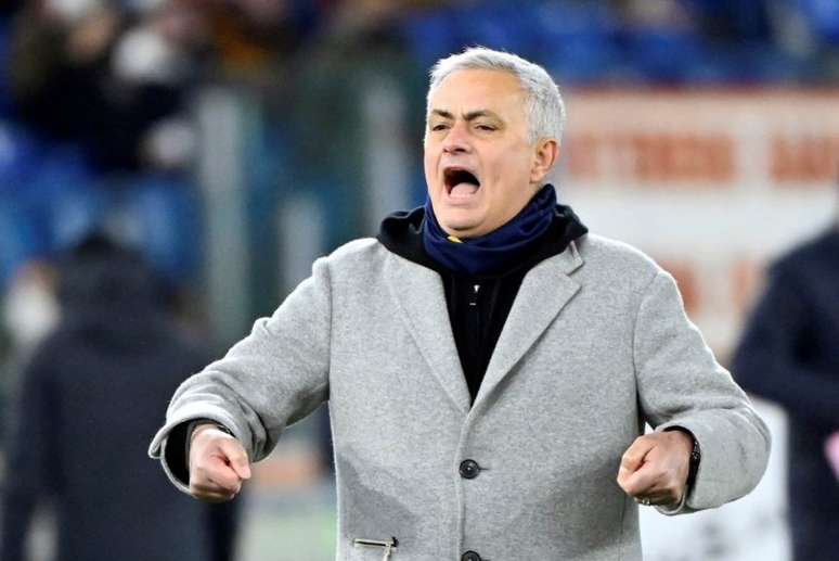 José Mourinho conquistou a Conference League com a Roma (Foto: ALBERTO PIZZOLI/AFP)
