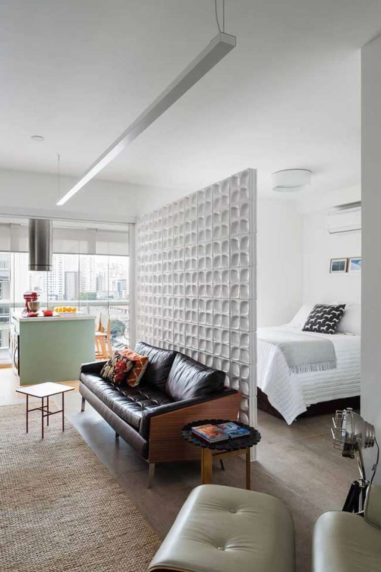 3. A parede de cobogó é perfeita para lofts e apartamento studio. Fonte: Decor Fácil