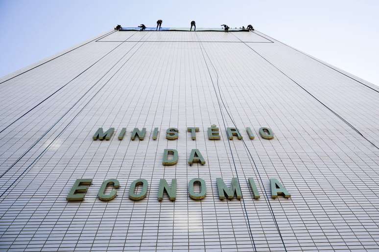 Governo deve ampliar corte no Orçamento a R$ 14 bi por reajuste de servidores