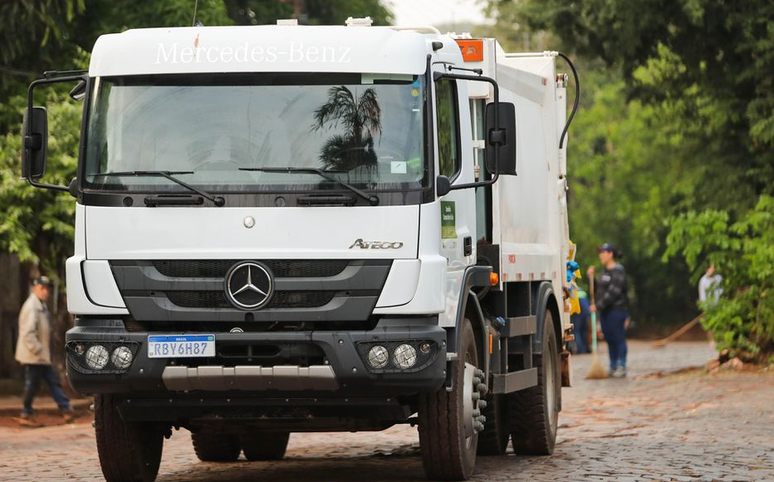 O caminhão de lixo chegou em Anhanguera (GO) antes de outras prioridades. Ainda não há lixeiras públicas, por exemplo