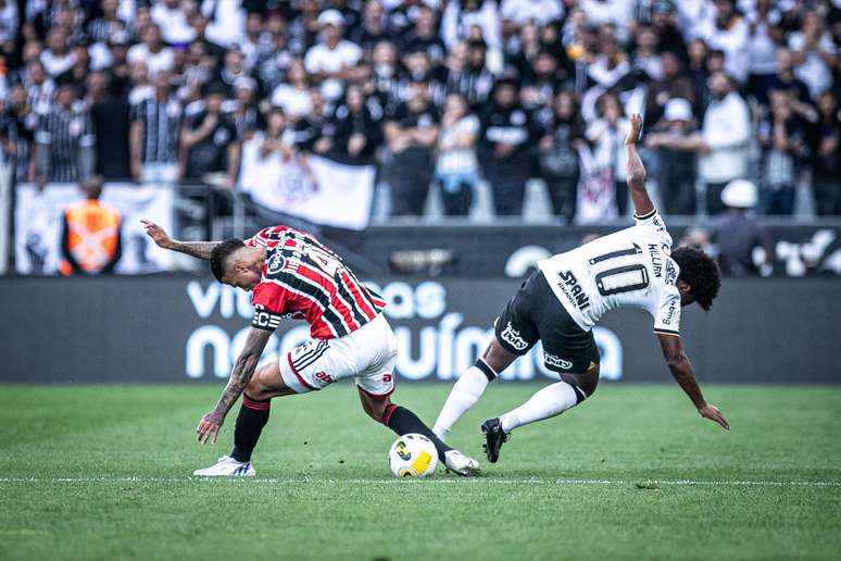  Diego Costa durante o jogo entre Corinthians e São Paulo realizado no domingo (22)