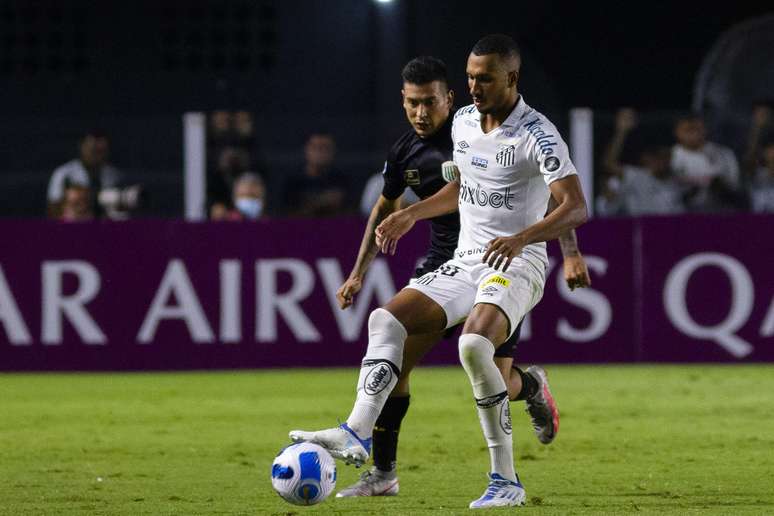 Santos ficou apenas no empate de 1 a 1 com o Banfield-ARG, em casa, pela última rodada da fase de grupos da Sul-Americana. 