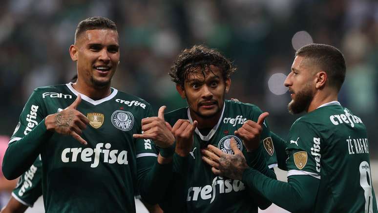 Gustavo Scarpa (centro) marcou três vezes pelo Palmeiras