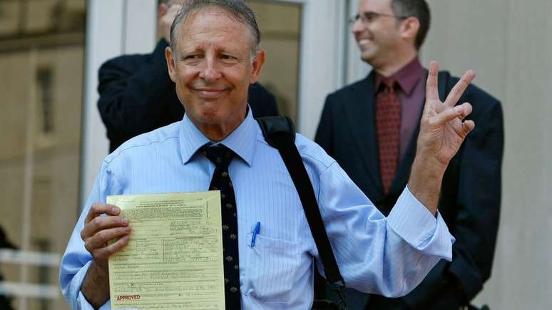 Dick Heller, em 2008, ap&oacute;s a decis&atilde;o da Suprema Corte que lhe deu raz&atilde;o e mudou a legisla&ccedil;&atilde;o sobre armas nos EUA