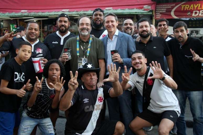 Juan Arciniegas, da 777 Partners, conhece a Barreira do Vasco no pré-jogo (Foto: Divulgação/Twitter Vasco)