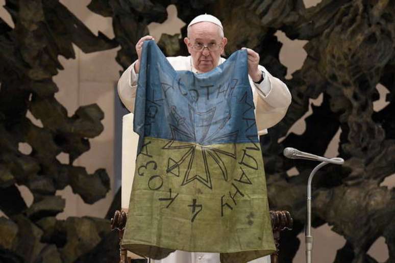 Papa Francisco com bandeira da Ucrânia em audiência no Vaticano, em 6 de abril