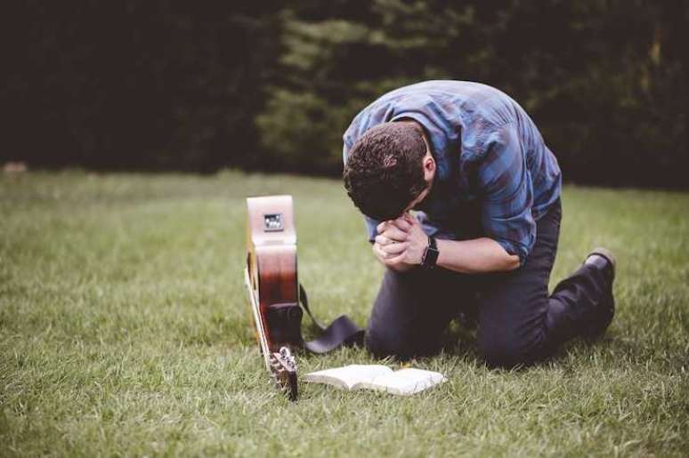 Tocar os corinhos evangélicos é uma ótima oportunidade de se conectar com Deus pela música (Foto/Freepik)